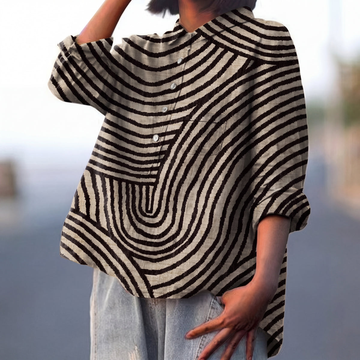 SABIRA | Blusa con Estampado Geométrico de Rayas en Negro y Beige