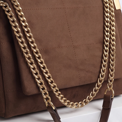 BOLSO CON CADENA DORADA