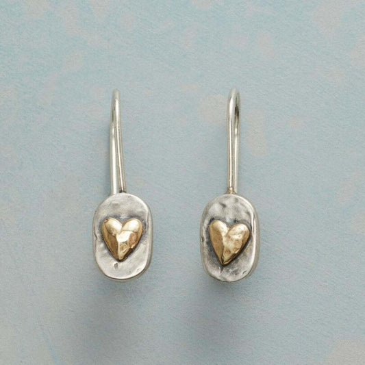 Pendientes vintage con corazón incrustado en oro.
