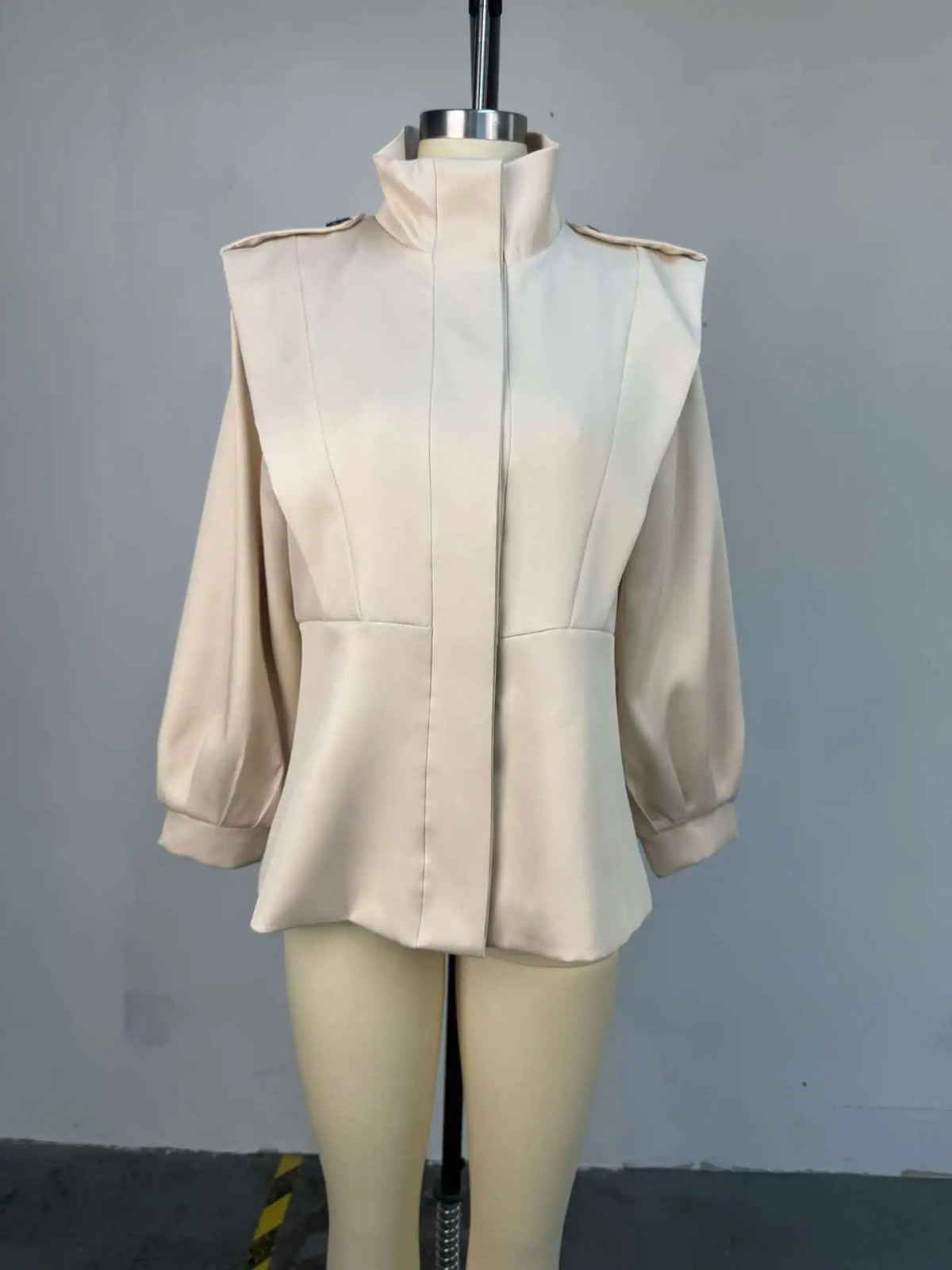 Gabardina corta Camille con cinturón