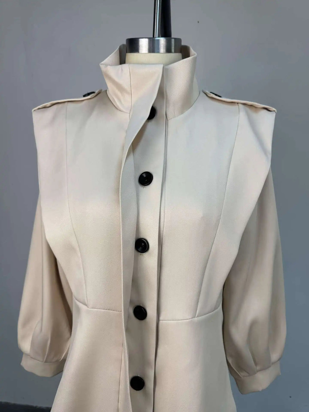 Gabardina corta Camille con cinturón