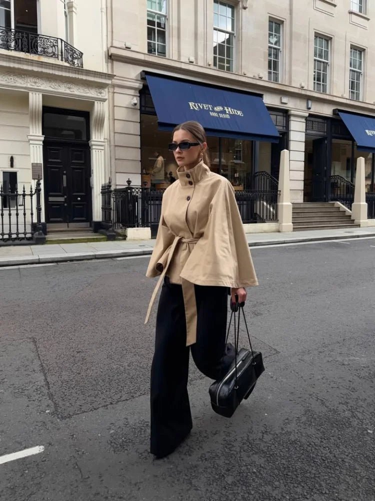 Gabardina tipo capa con cordones