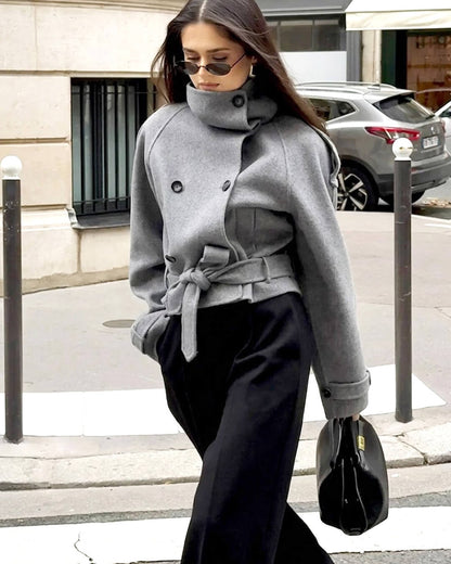 Gabardina Corta de Cuello Alto Debbie