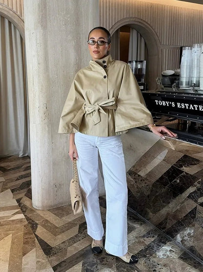 Abrigo Kimberly estilo capa con cinturón
