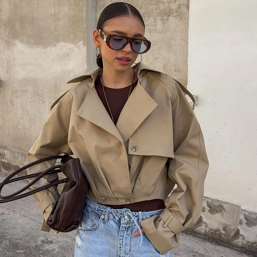 Gabardina corta Lola con pliegues