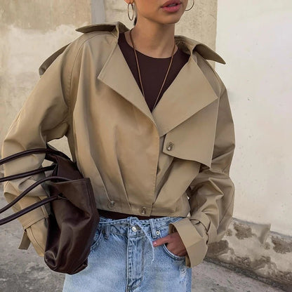 Gabardina corta Lola con pliegues