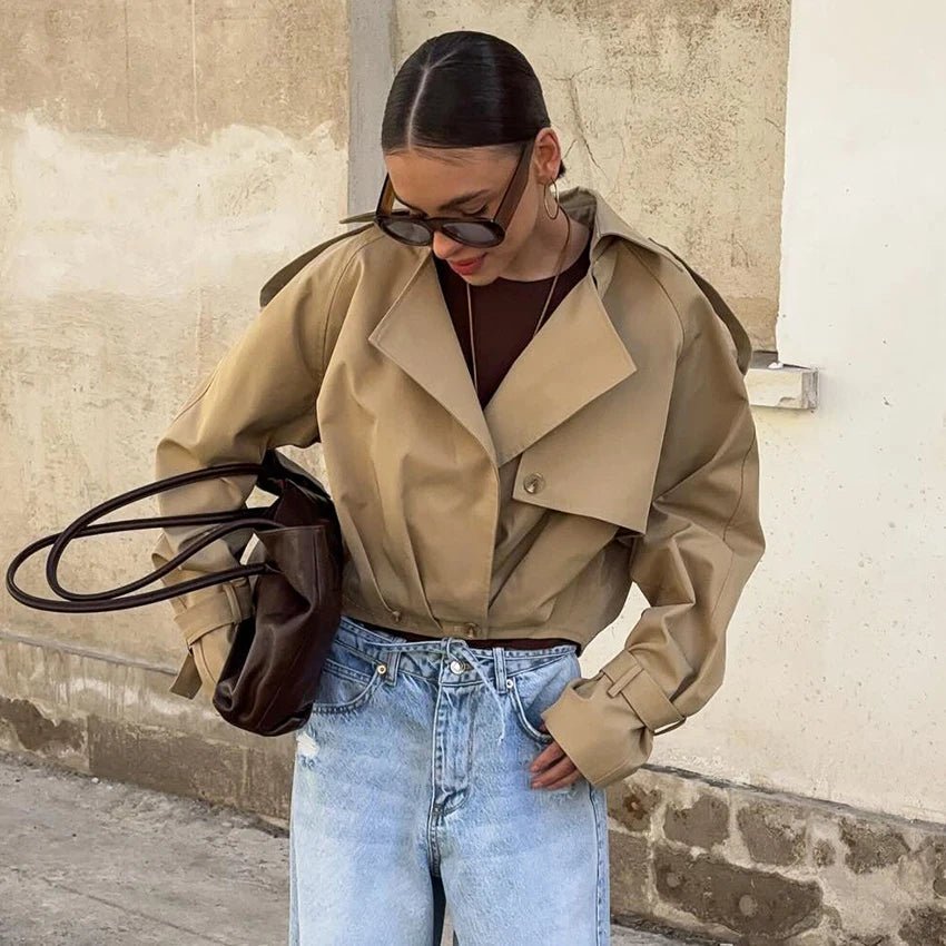 Gabardina corta Lola con pliegues