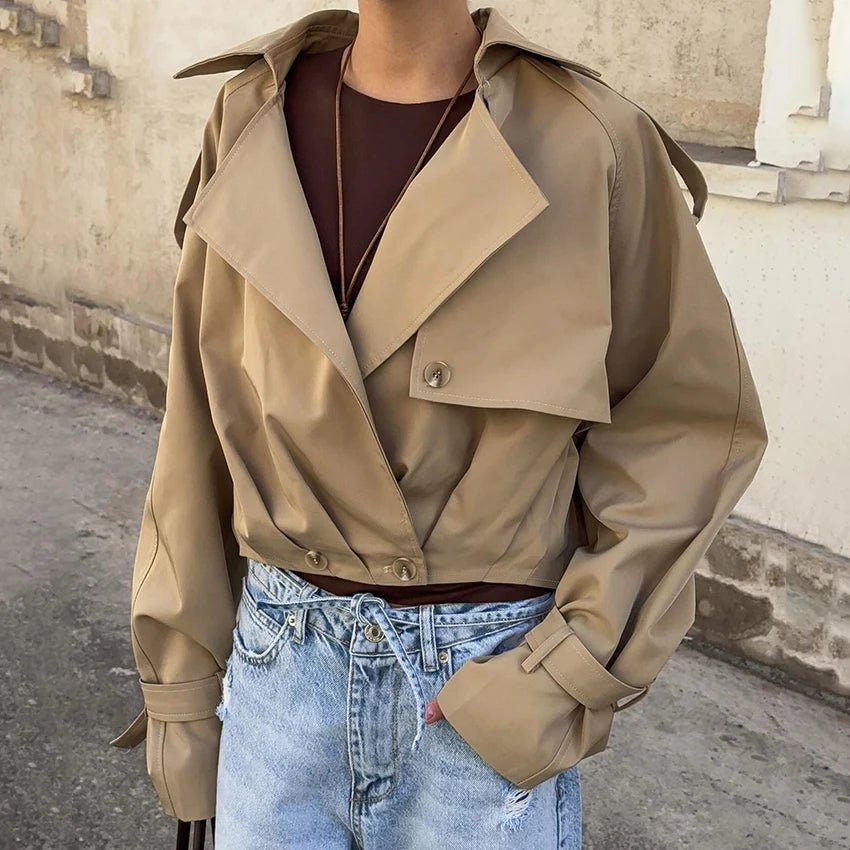 Gabardina corta Lola con pliegues