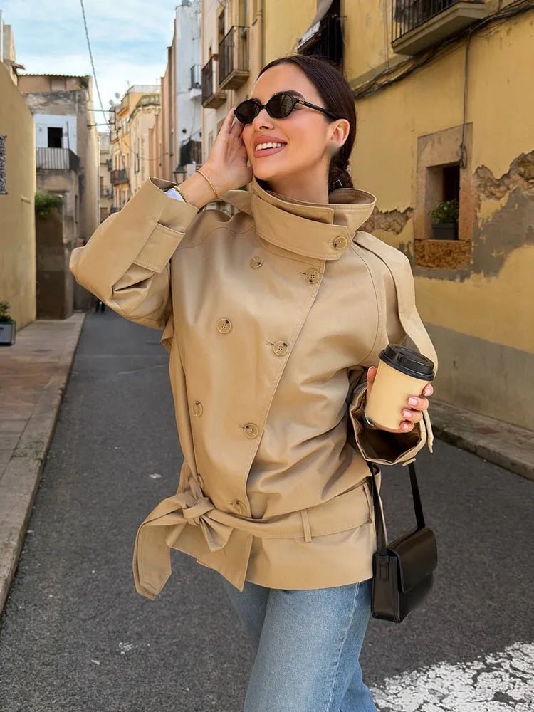 Gabardina corta Melanie con cuello alto
