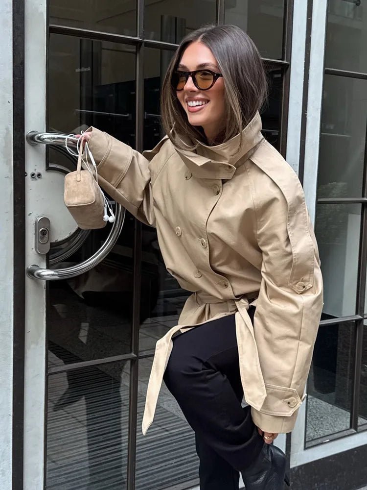 Gabardina corta Melanie con cuello alto