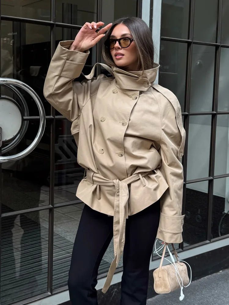 Gabardina corta Melanie con cuello alto
