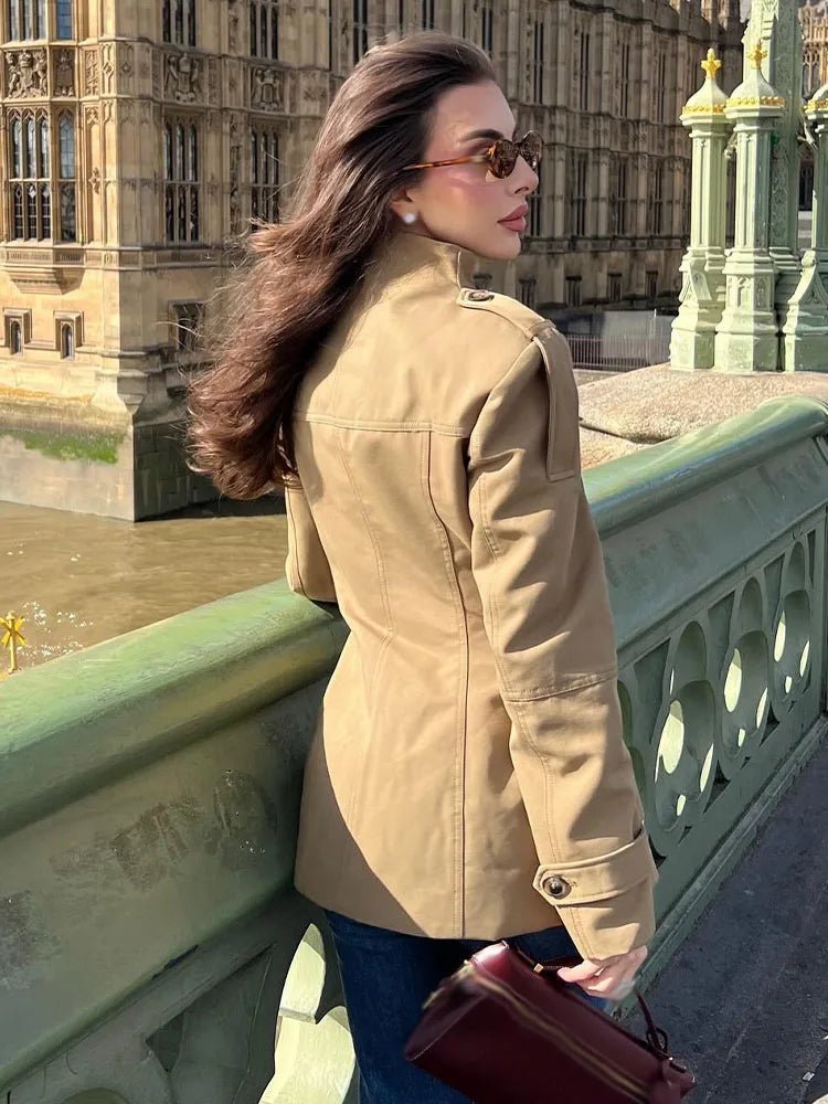 Chaqueta Ajustada de Cuello Alto Petunia