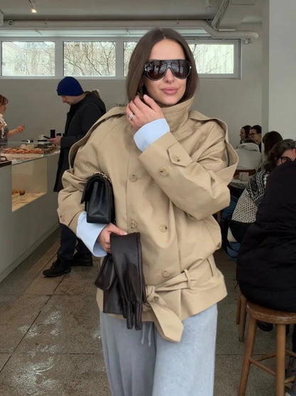 Abrigo Portia de cuello alto con cordones