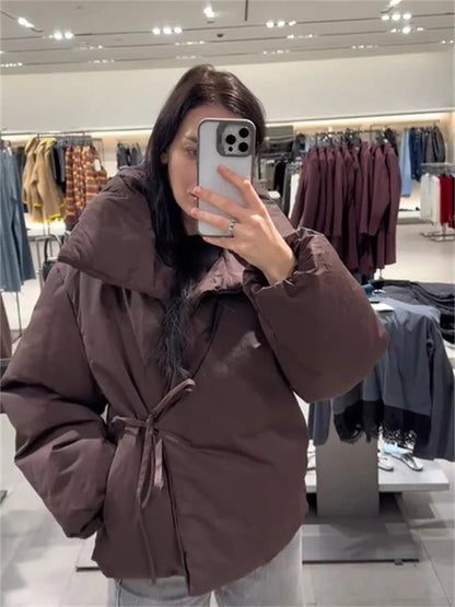 Chaqueta acolchada Suzy con cuello alto y lazo