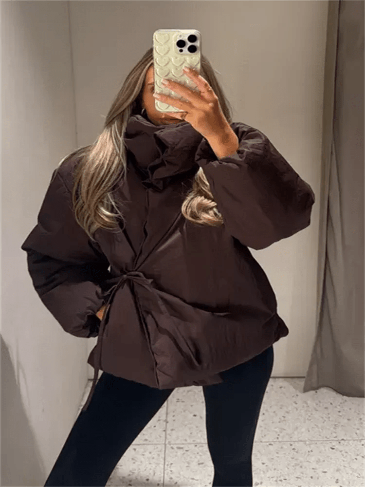 Chaqueta acolchada Suzy con cuello alto y lazo
