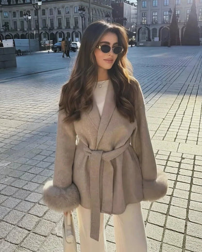 Abrigo de lana con puños de piel sintética de zorro