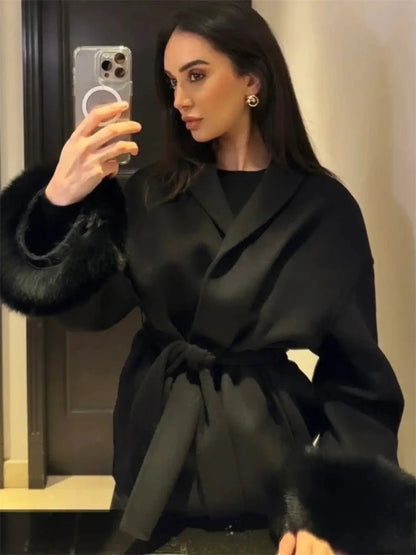 Abrigo de lana con puños de piel sintética de zorro