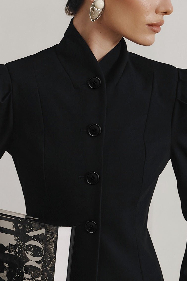 Blazer French con cuello alto y vuelo