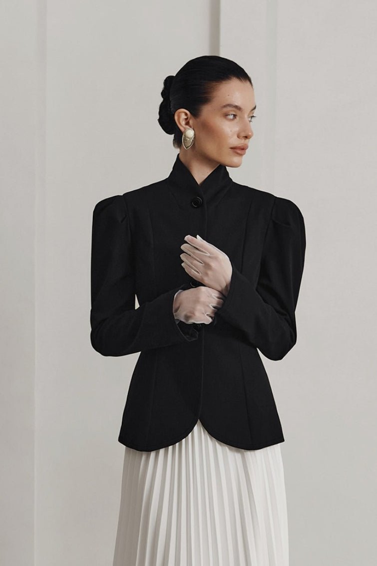 Blazer French con cuello alto y vuelo