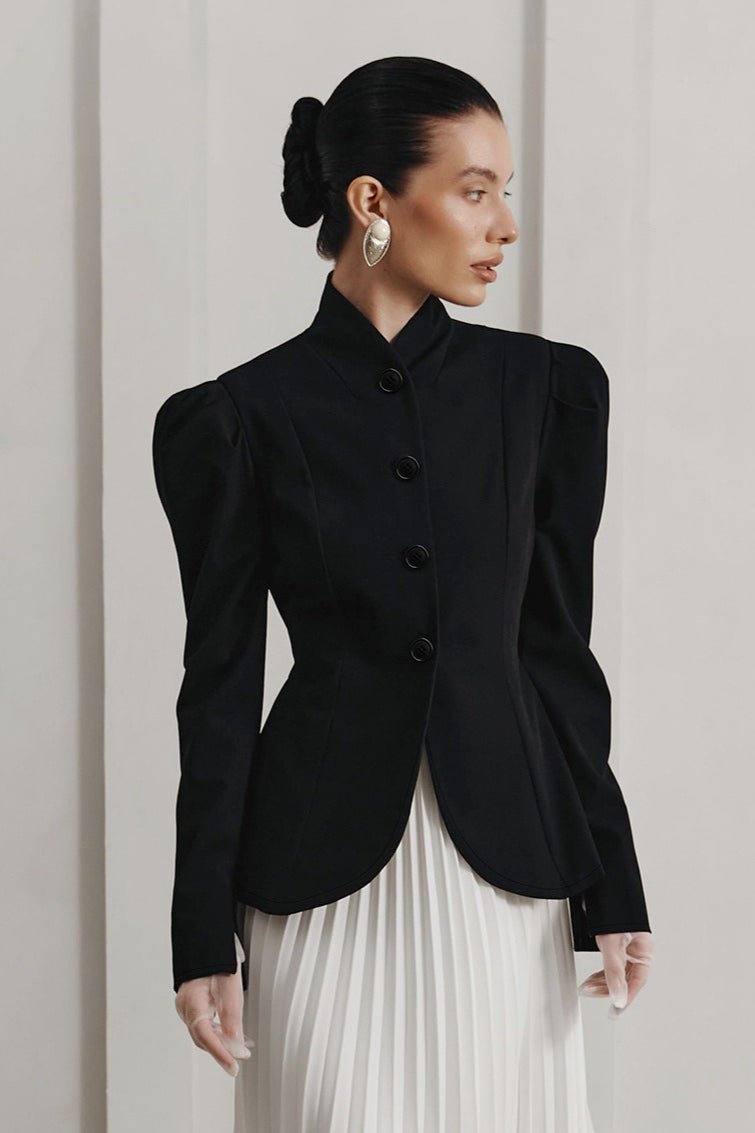 Blazer French con cuello alto y vuelo