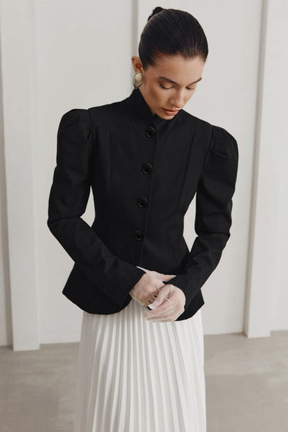 Blazer French con cuello alto y vuelo