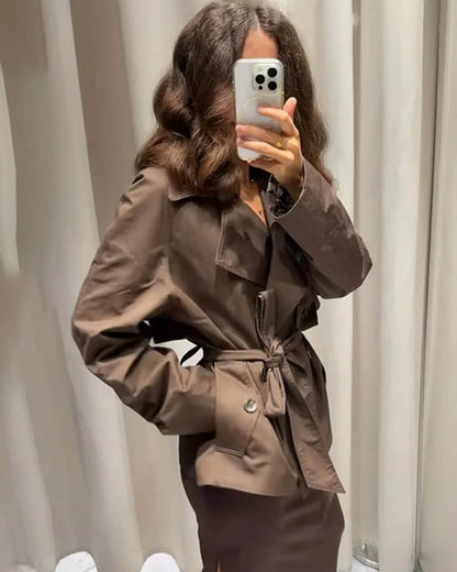 Gabardina corta Alianna con cinturón