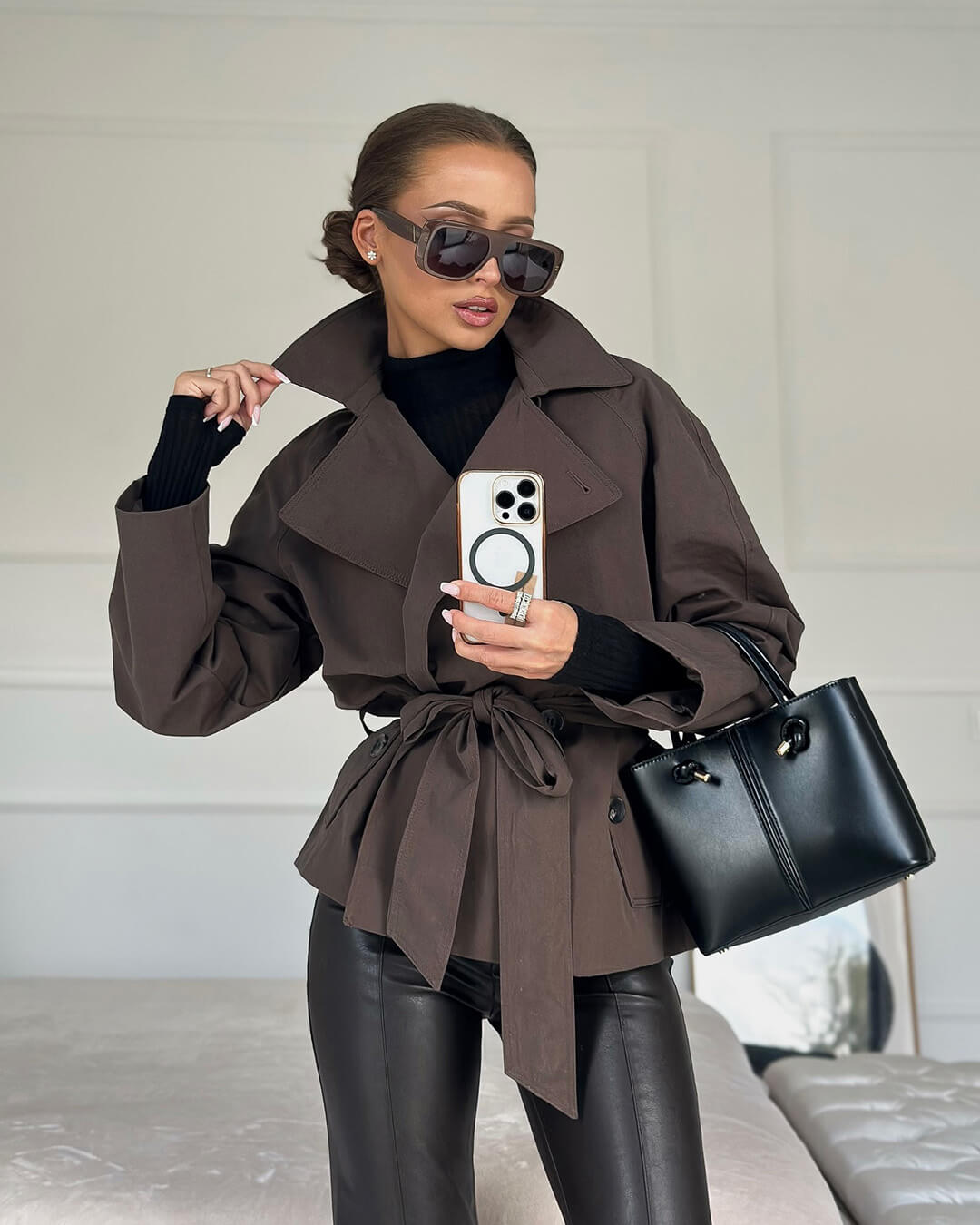 Gabardina corta Alianna con cinturón
