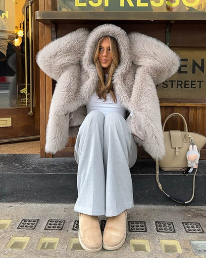Chaqueta con capucha de piel sintética Dana