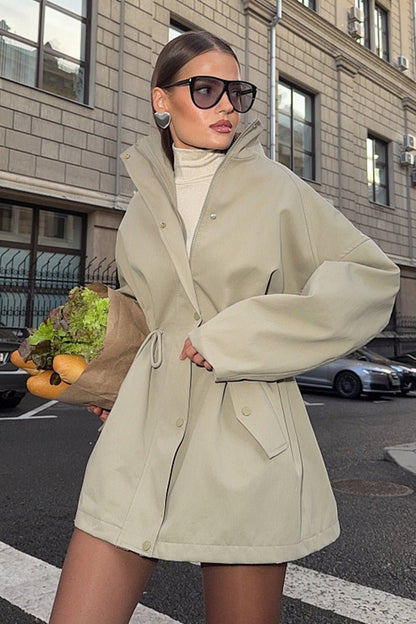 Gabardina Eva con cordón ajustable