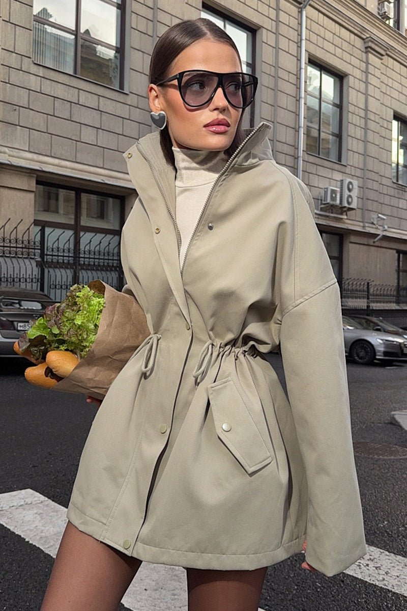 Gabardina Eva con cordón ajustable