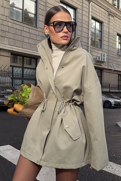 Gabardina Eva con cordón ajustable