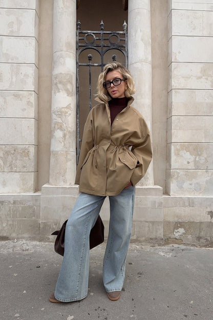 Gabardina Eva con cordón ajustable