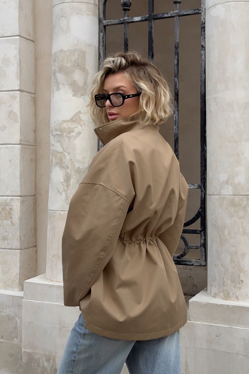 Gabardina Eva con cordón ajustable