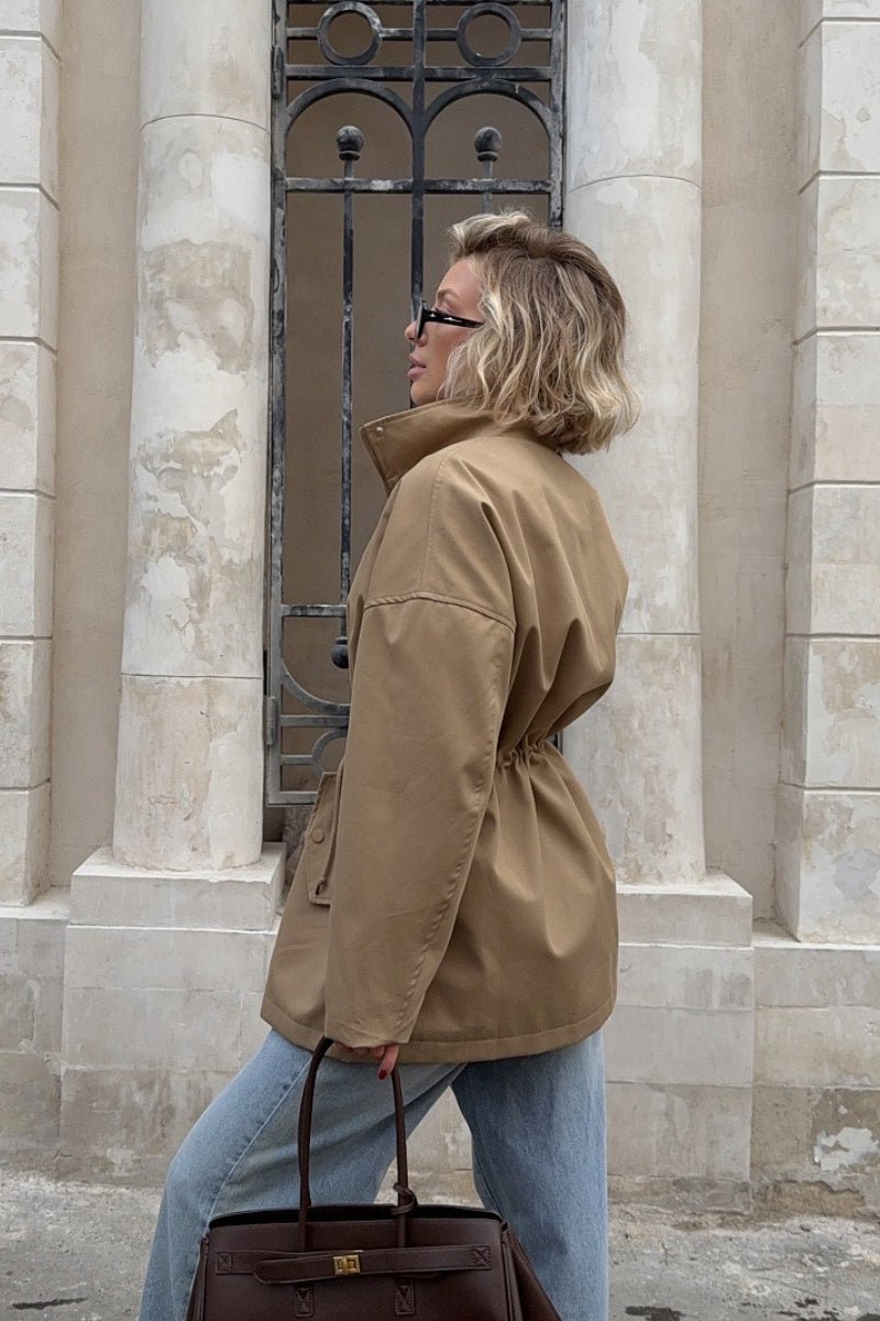 Gabardina Eva con cordón ajustable