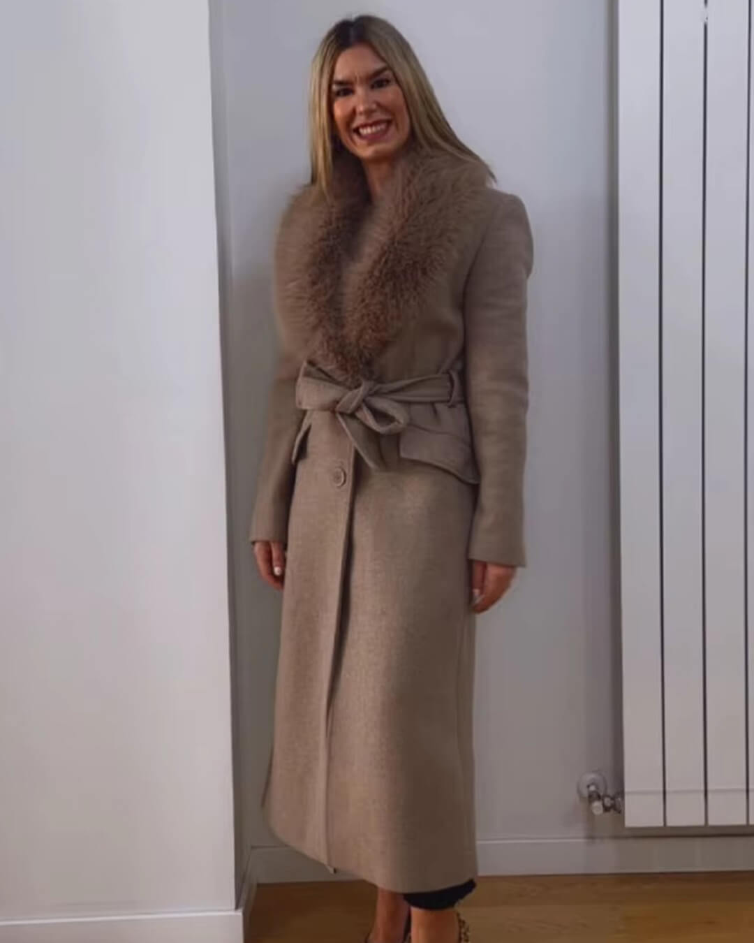 Abrigo maxi Flora con cuello de piel sintética