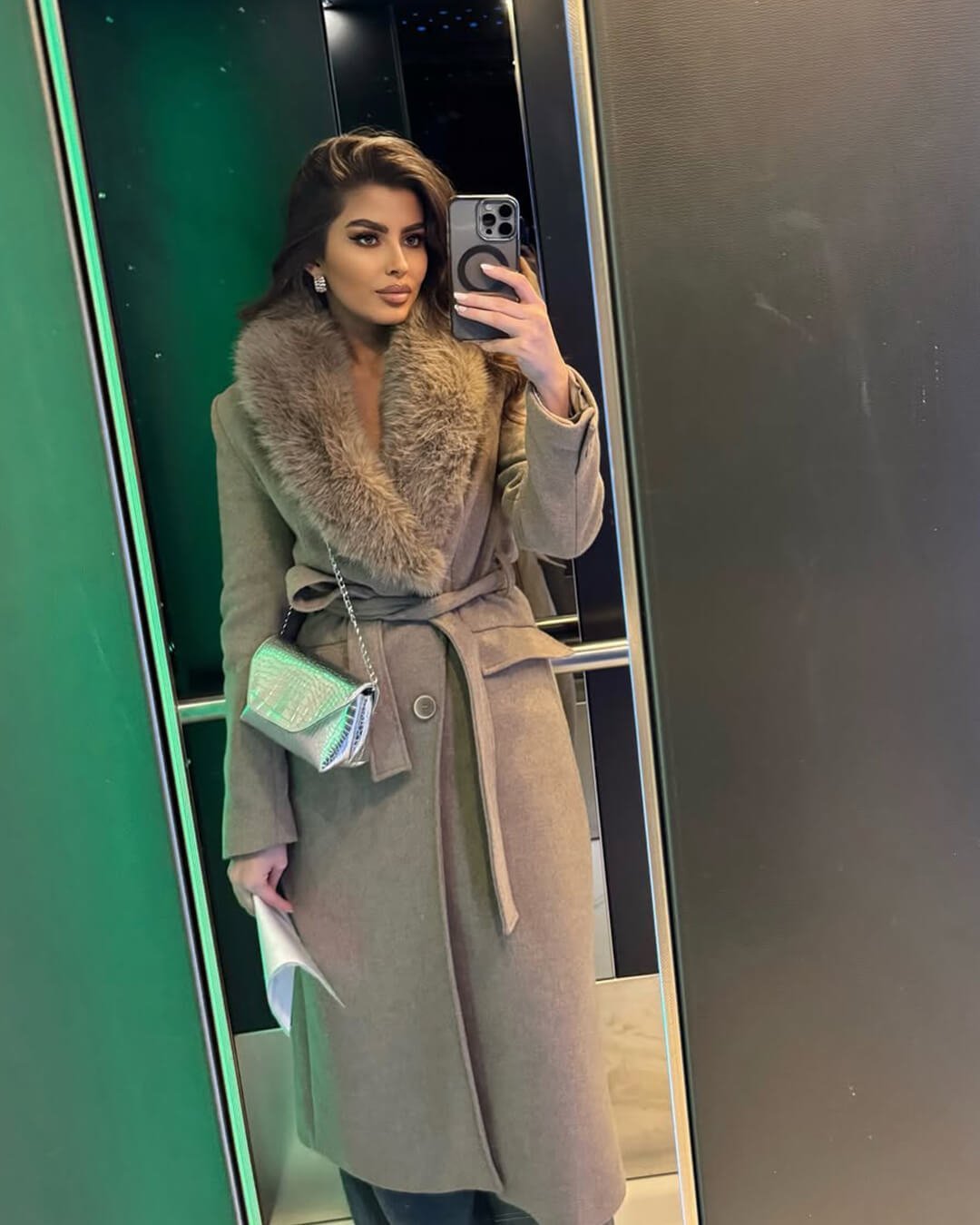 Abrigo maxi Flora con cuello de piel sintética