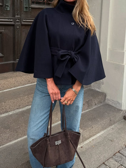 Chaqueta Capa Elegante de Cuello Alto con Cinturón Arianne