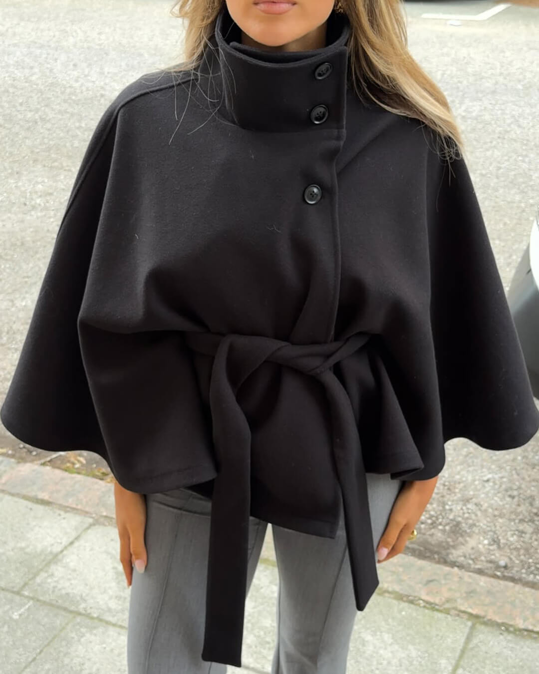 Chaqueta Capa Elegante de Cuello Alto con Cinturón Arianne