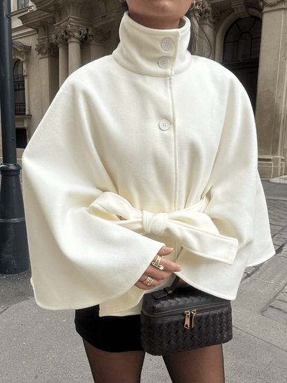 Chaqueta Capa Elegante de Cuello Alto con Cinturón Arianne