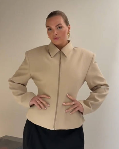Chaqueta Hazeline con cremallera y cintura fruncida