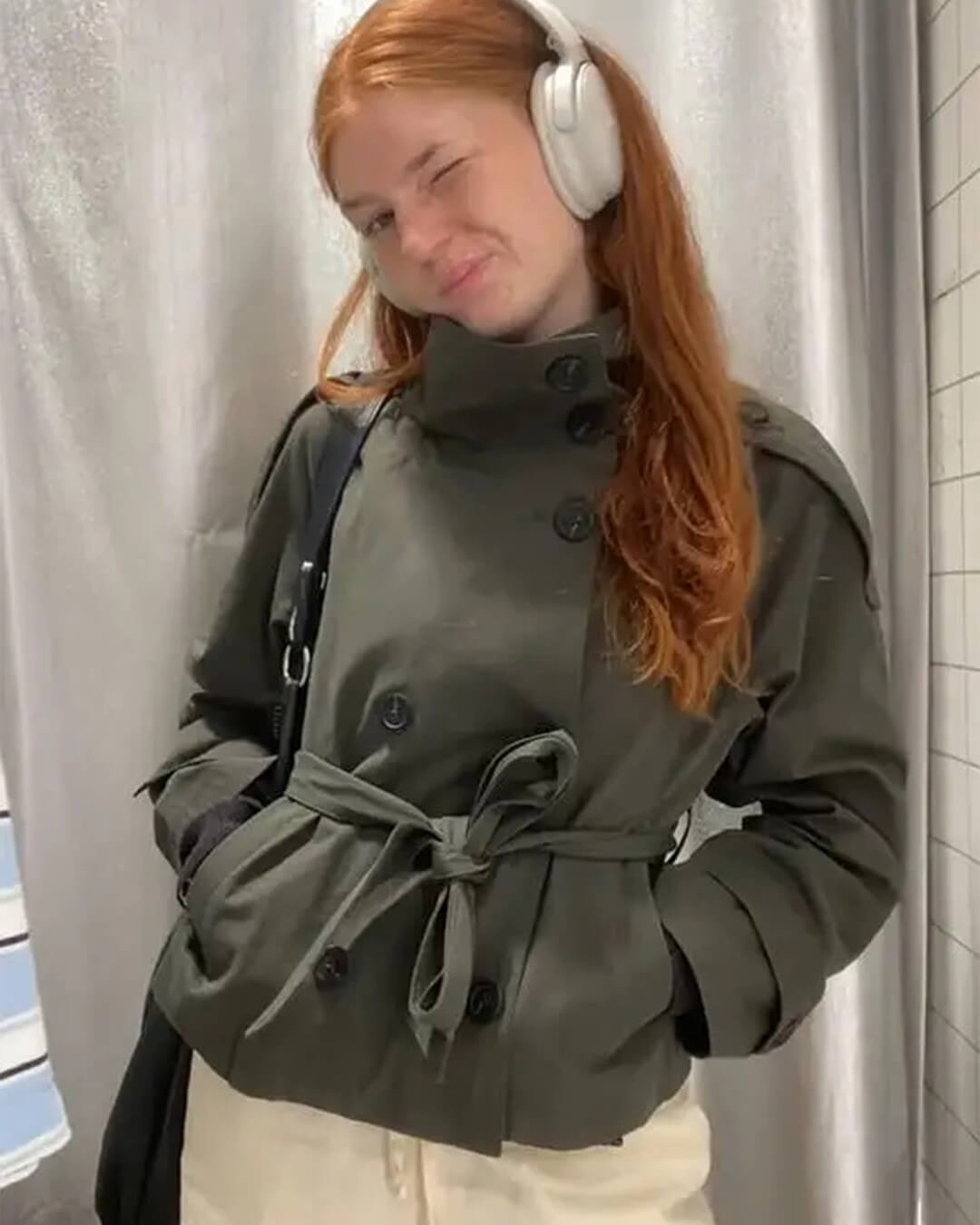 Gabardina corta con cuello alto Kara