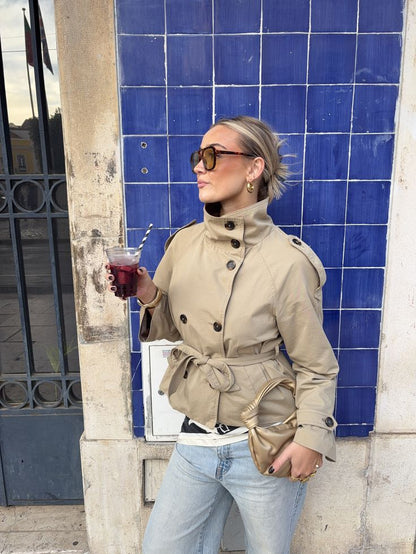 Gabardina corta con cuello alto Kara