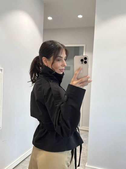 Gabardina corta con cuello alto Kara