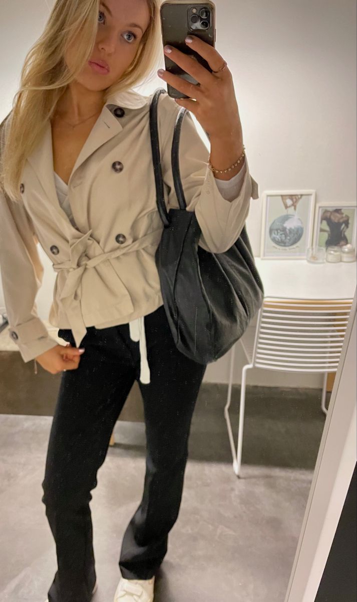 Gabardina corta con cuello alto Kara