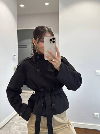 Gabardina corta con cuello alto Kara
