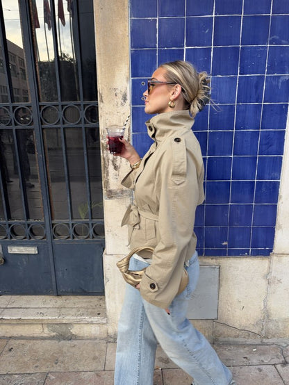 Gabardina corta con cuello alto Kara