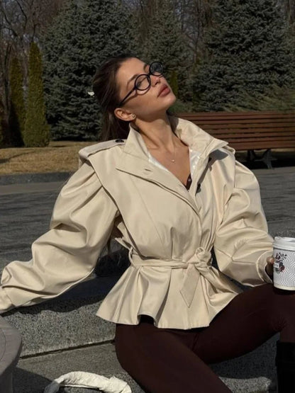 Chaqueta con cuello alto y cordones Leizel