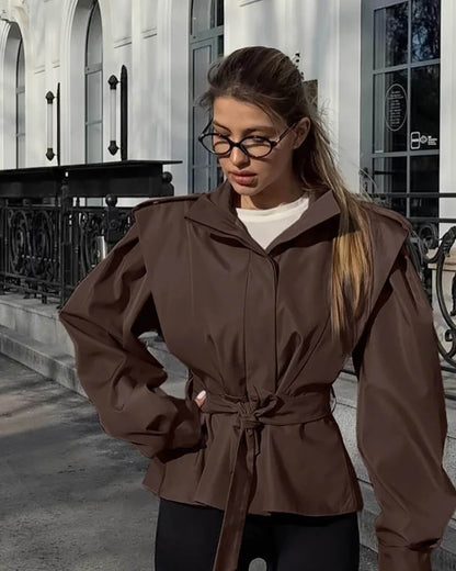 Chaqueta con cuello alto y cordones Leizel