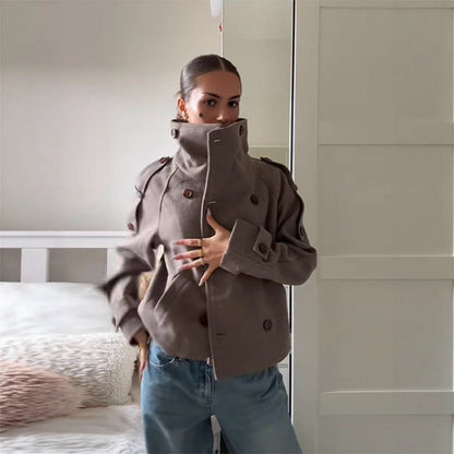 Abrigo Rhea con cuello alto y botonadura