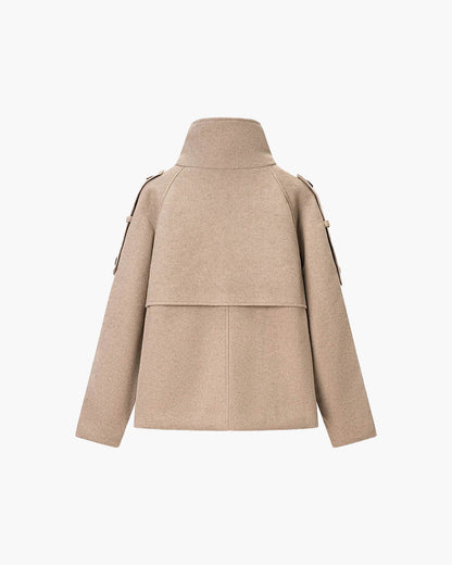 Abrigo Rhea con cuello alto y botonadura